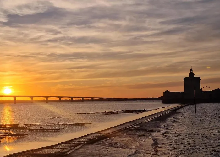 Charmante Maison Avec Piscine Сasa de vacaciones Tonnay-Charente